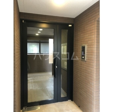 18/26 エントランス