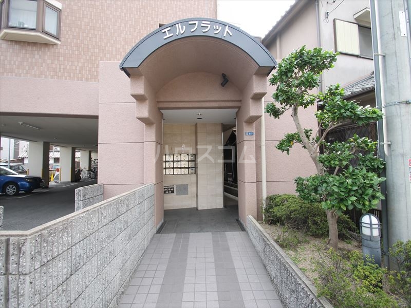 27/30 エントランス