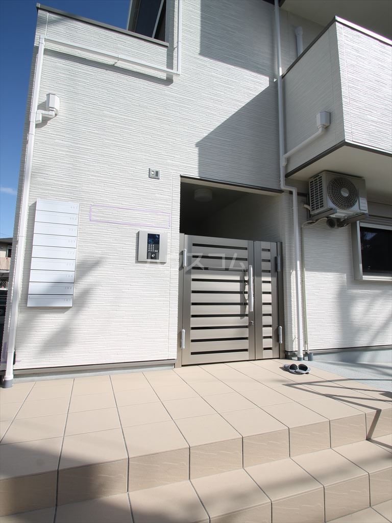 28/30 エントランス