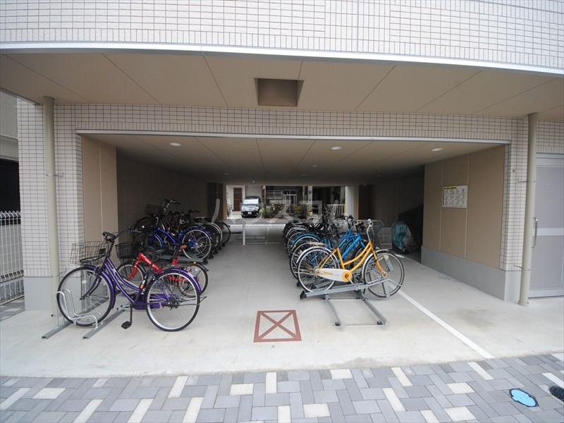 23/30 エントランス