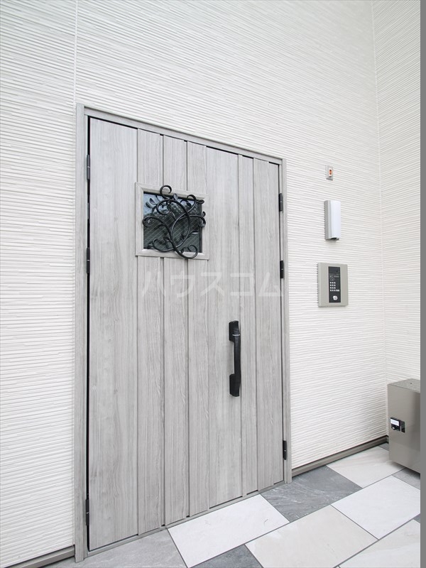 28/30 エントランス