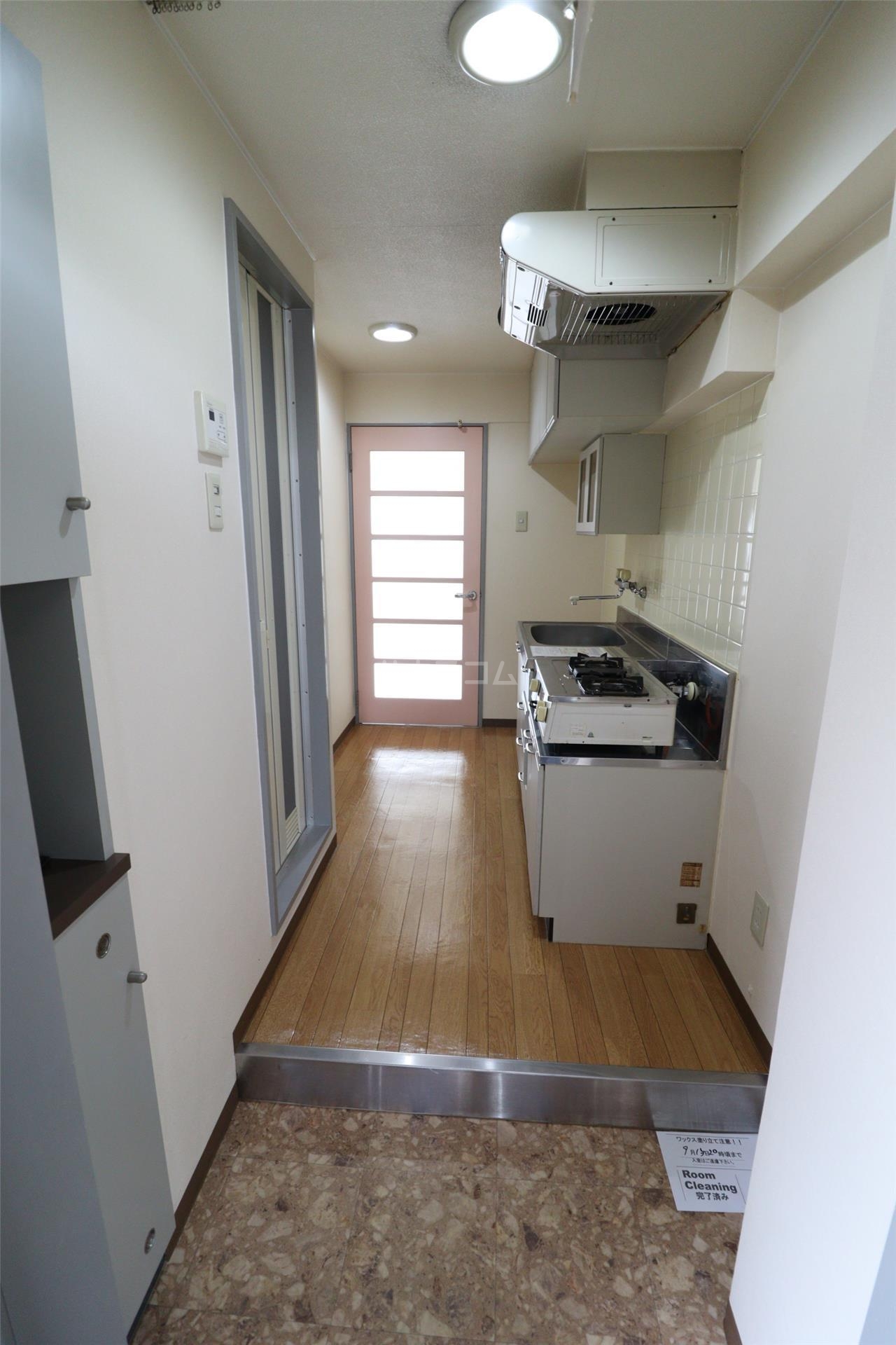 18/27 エントランス