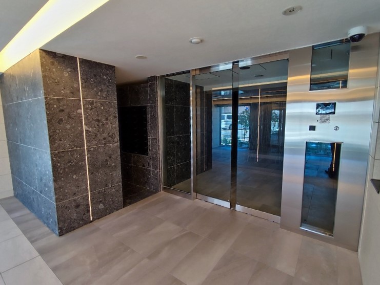 26/30 エントランス