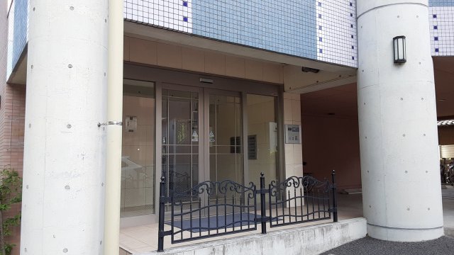 27/30 エントランス