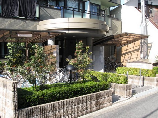 16/20 エントランス