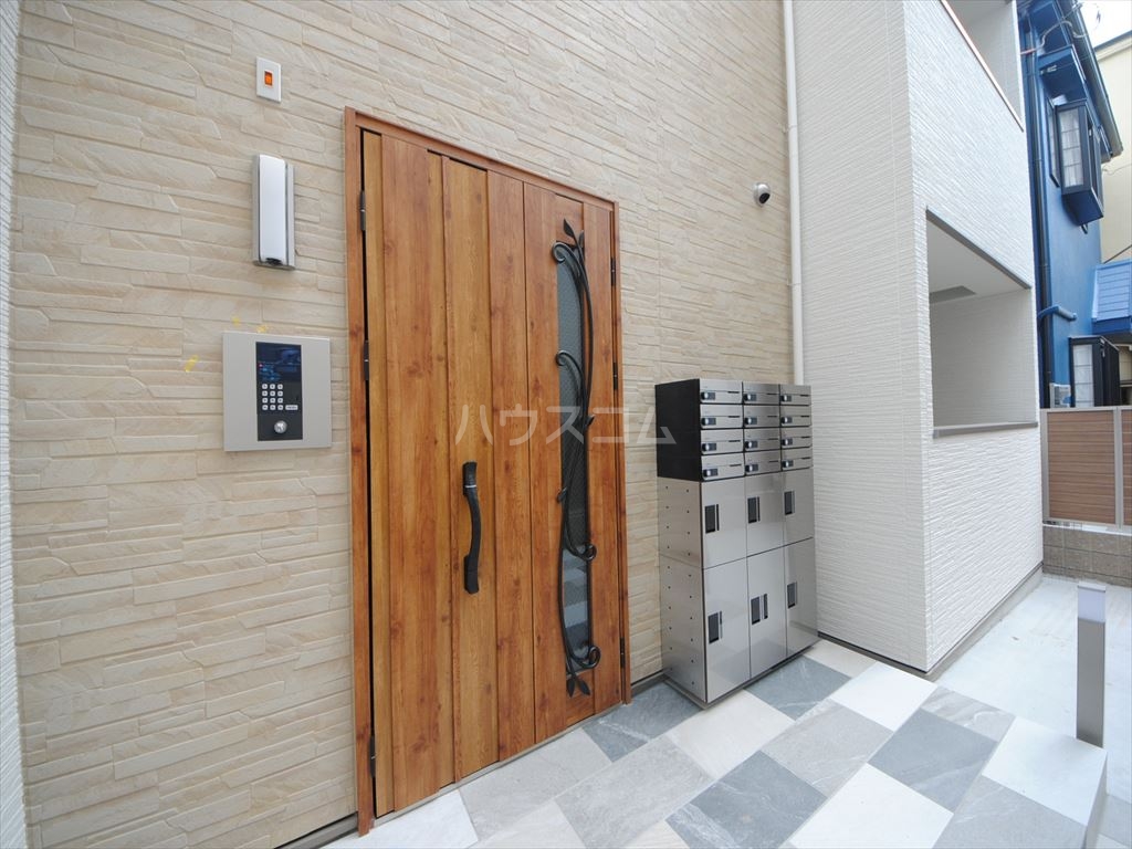 27/30 エントランス