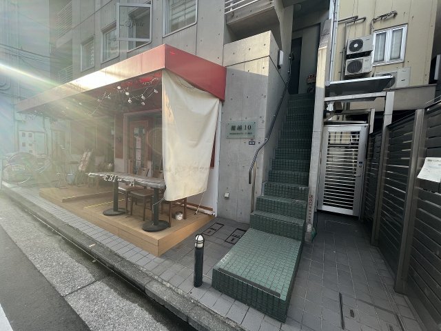 16/23 エントランス