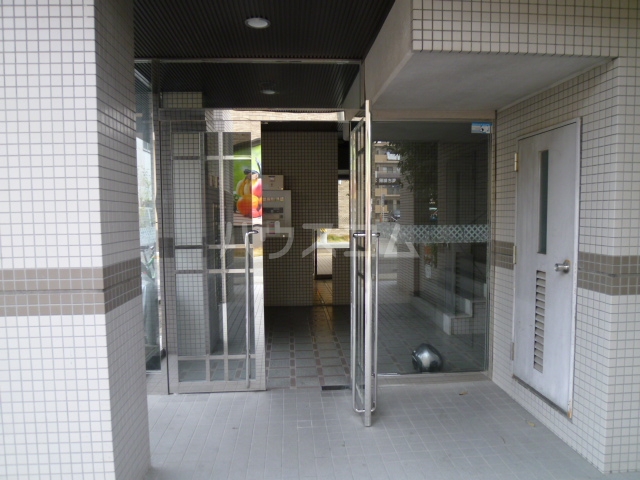 27/29 エントランス