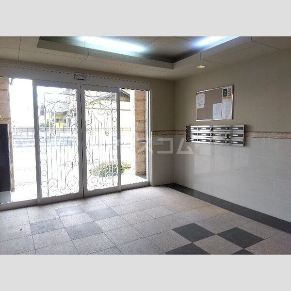 16/27 エントランス