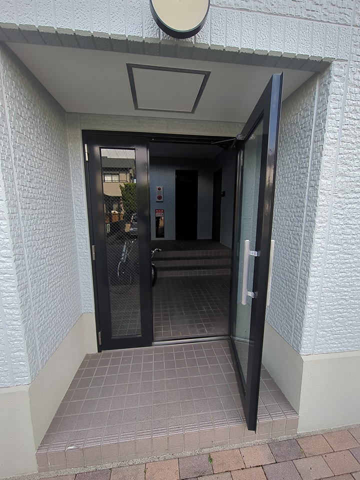 23/30 エントランス