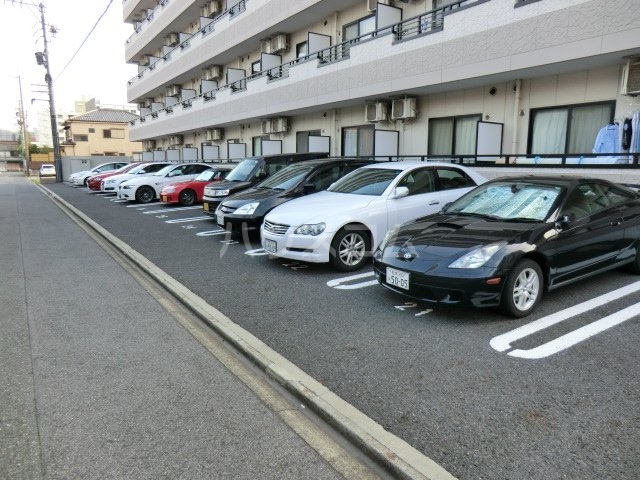 27/30 駐車場