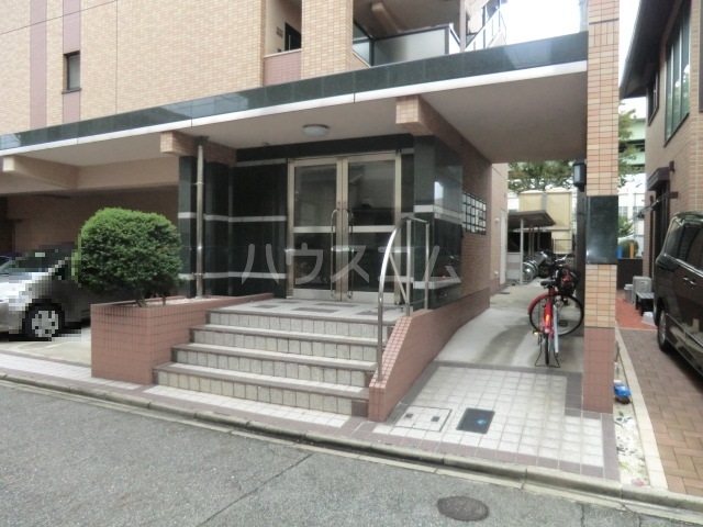 20/30 エントランス