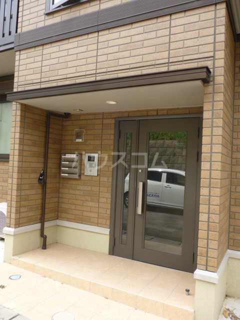 23/27 エントランス