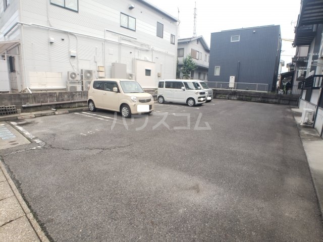 28/30 駐車場