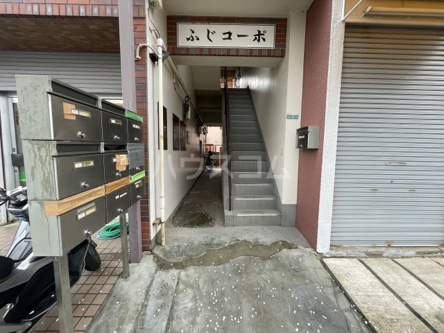 16/23 エントランス