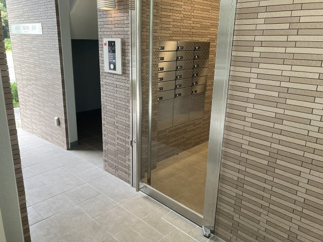 27/30 エントランス