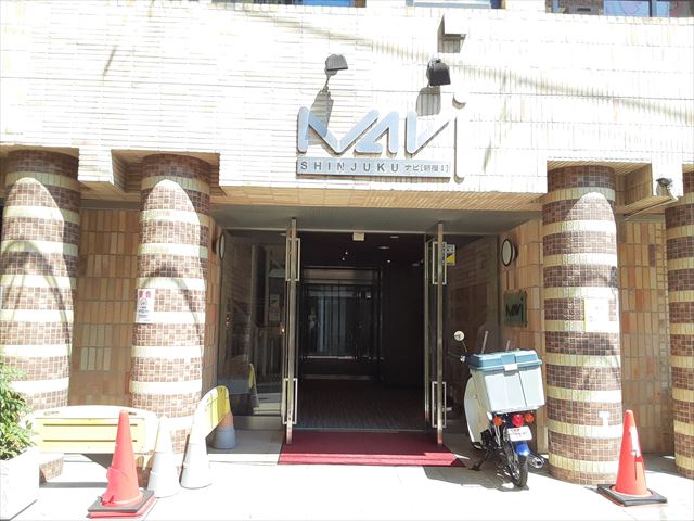 27/30 エントランス