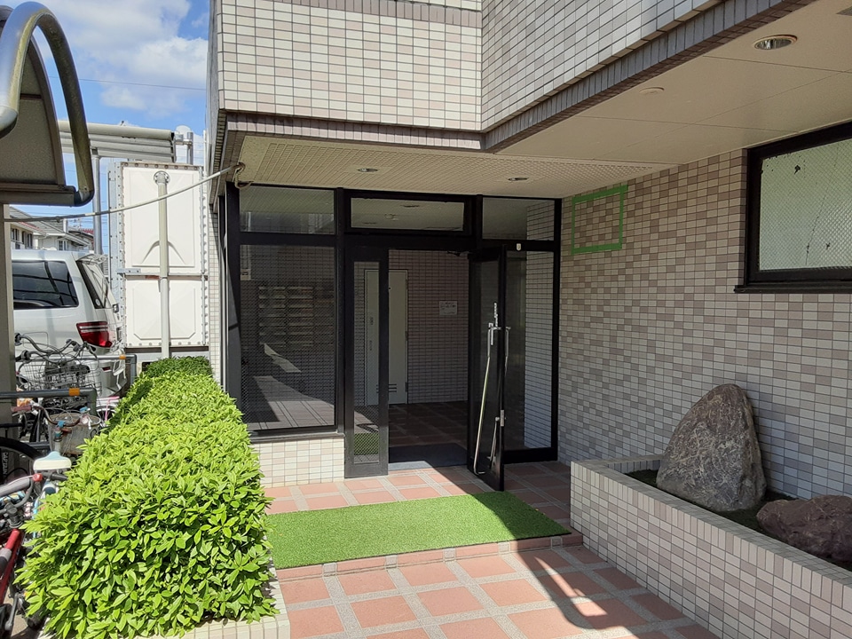 23/30 エントランス