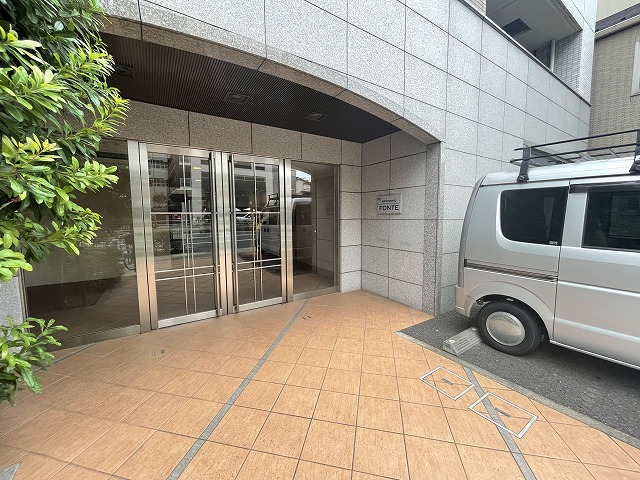 27/28 エントランス