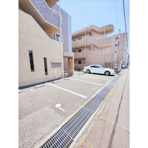 18/22 駐車場