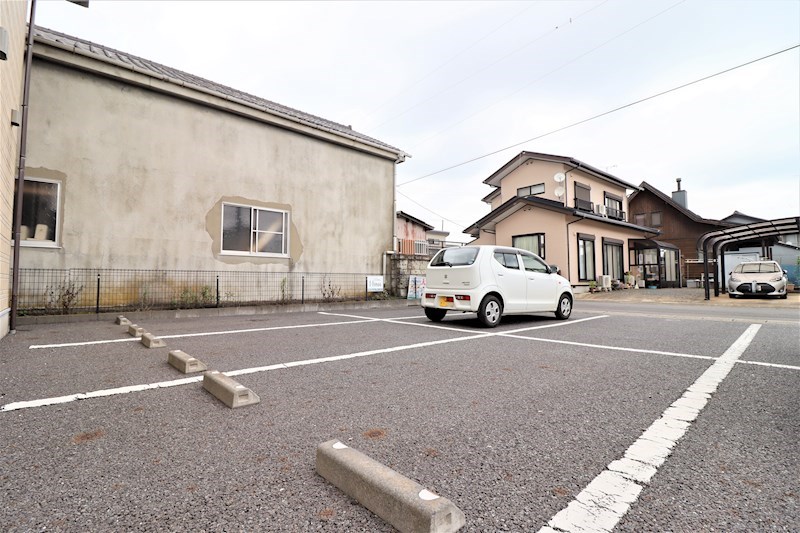 23/26 駐車場