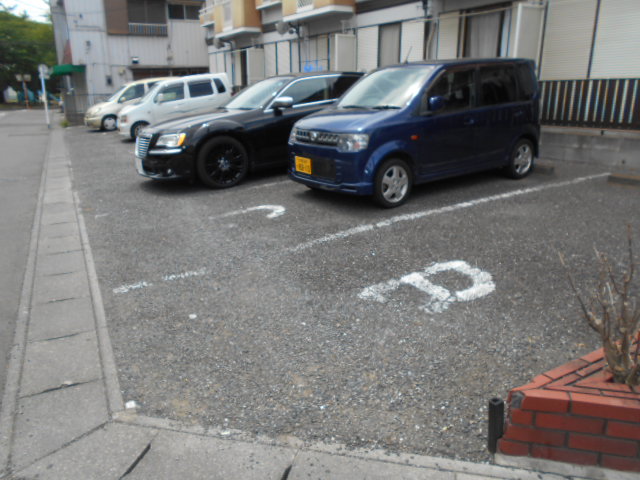 27/30 駐車場