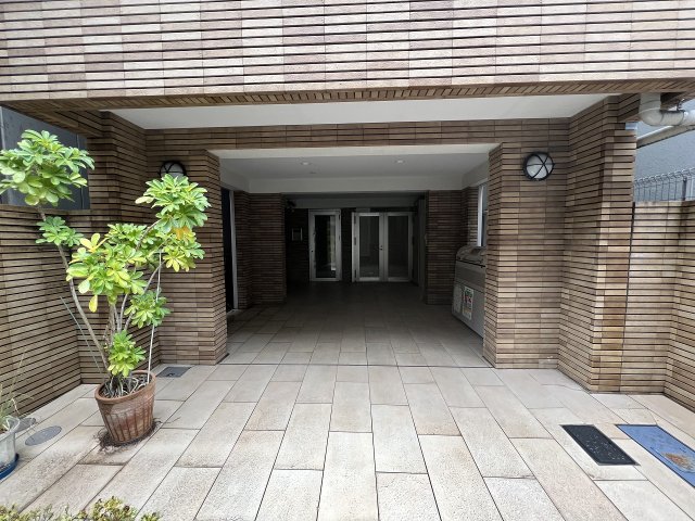 23/27 エントランス