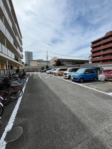 27/30 駐車場