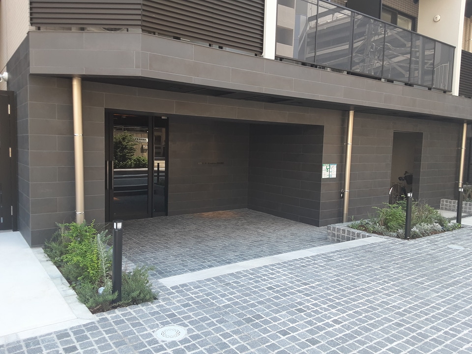 23/30 エントランス