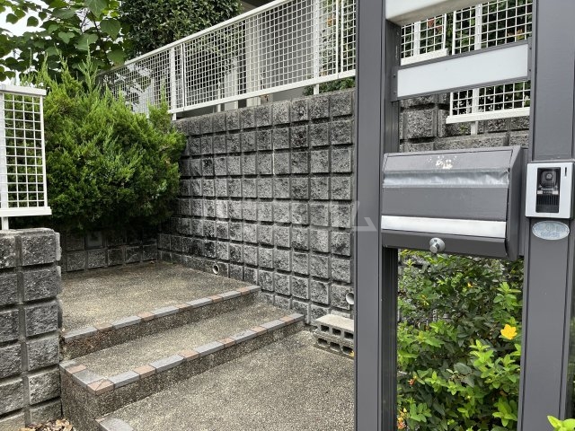 21/30 エントランス