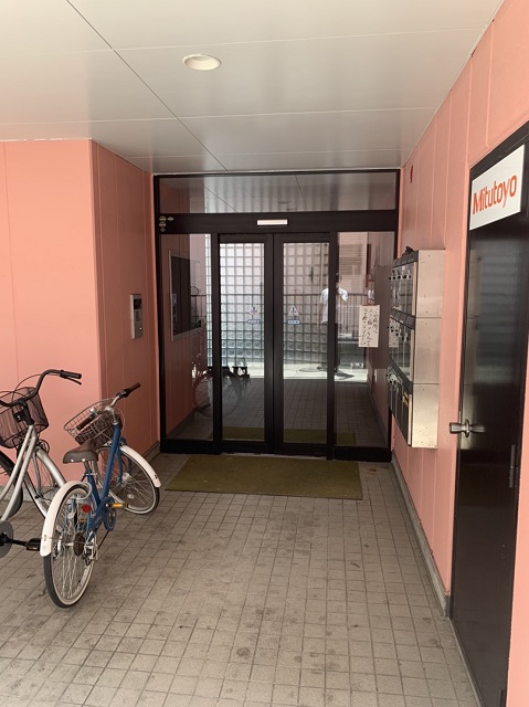 23/30 エントランス