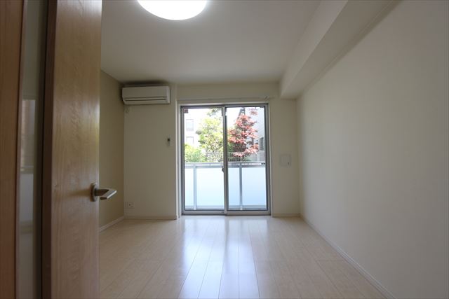 16/23 エントランス