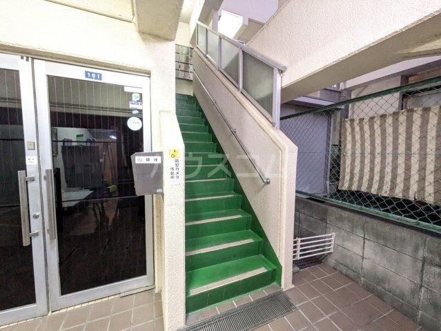 18/26 エントランス