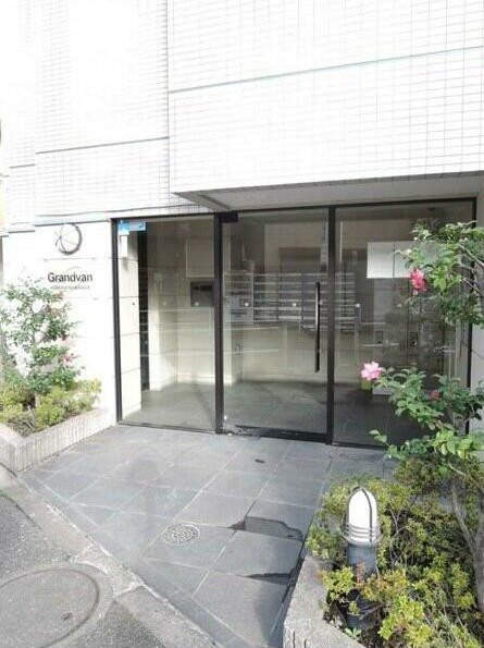 16/19 エントランス