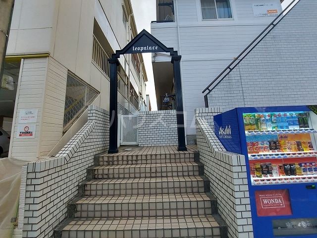 16/23 エントランス