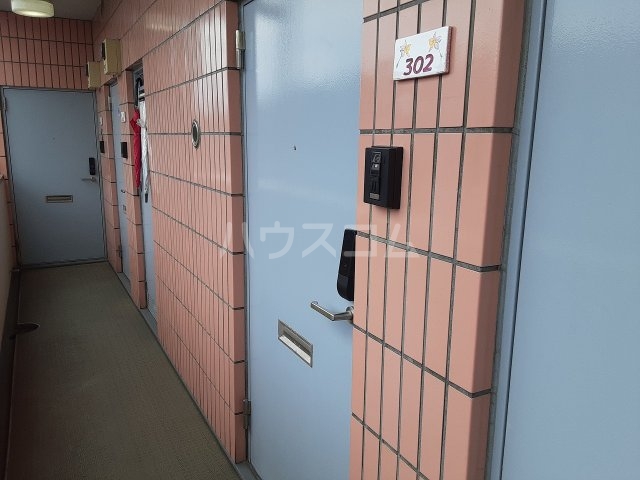 25/27 エントランス
