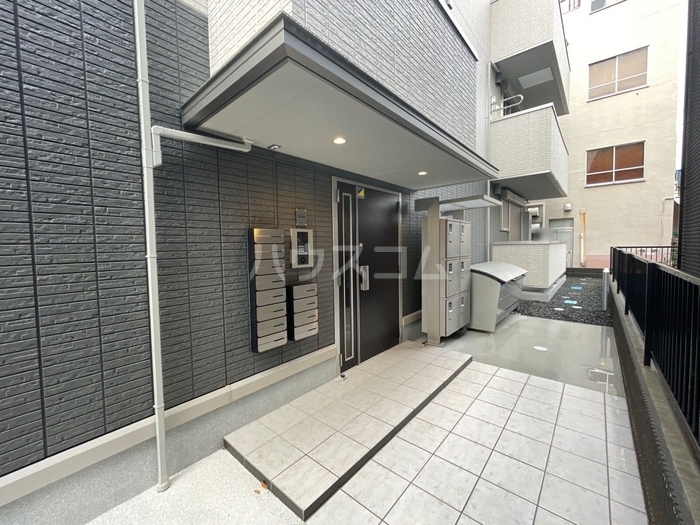 26/28 エントランス