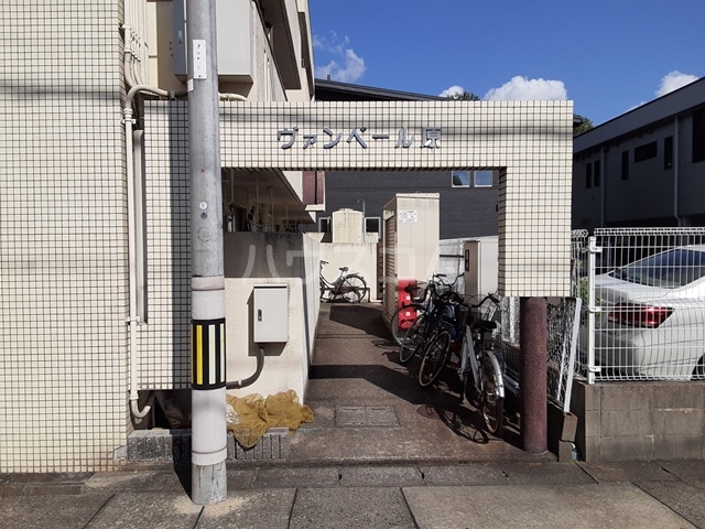 26/29 エントランス