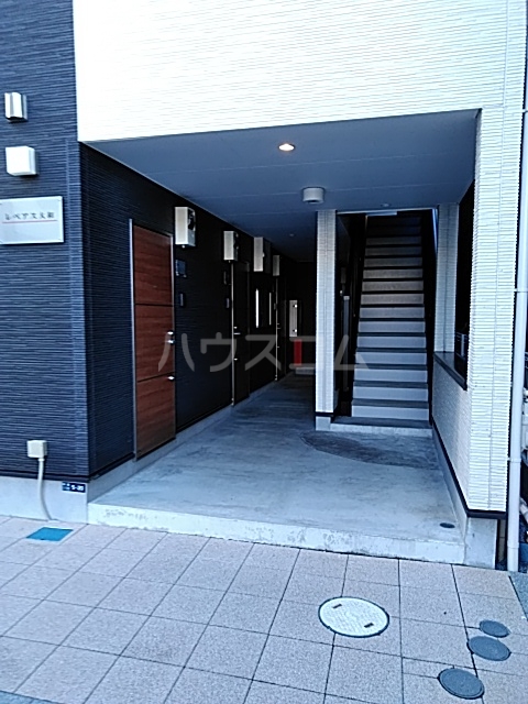 24/30 エントランス