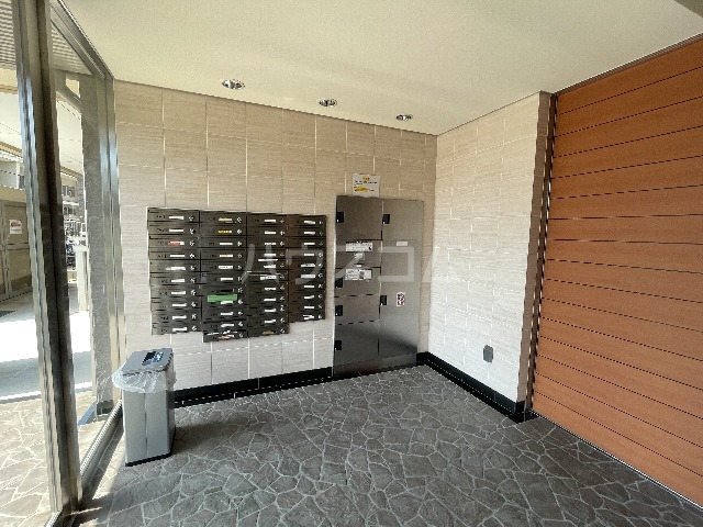 27/30 エントランス