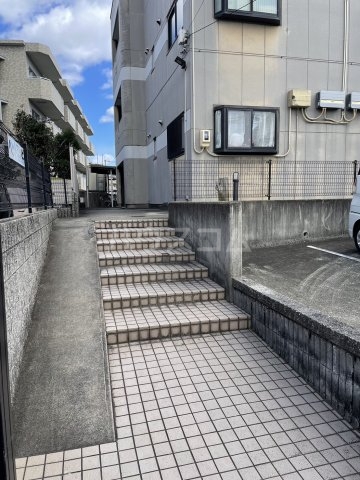 28/30 エントランス