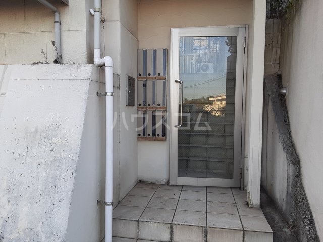 27/30 エントランス