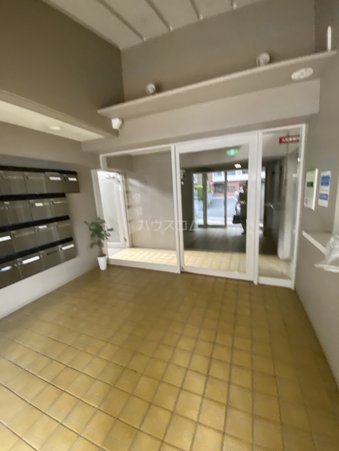 25/30 エントランス