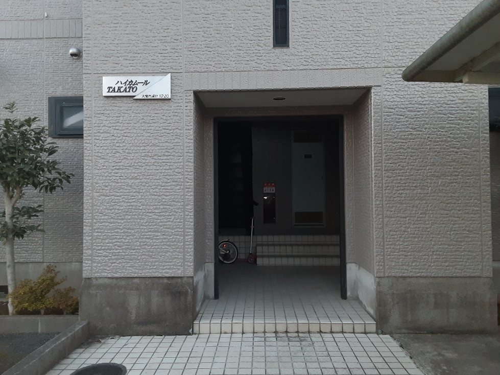 23/28 エントランス