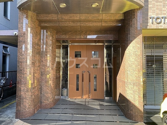 27/28 エントランス