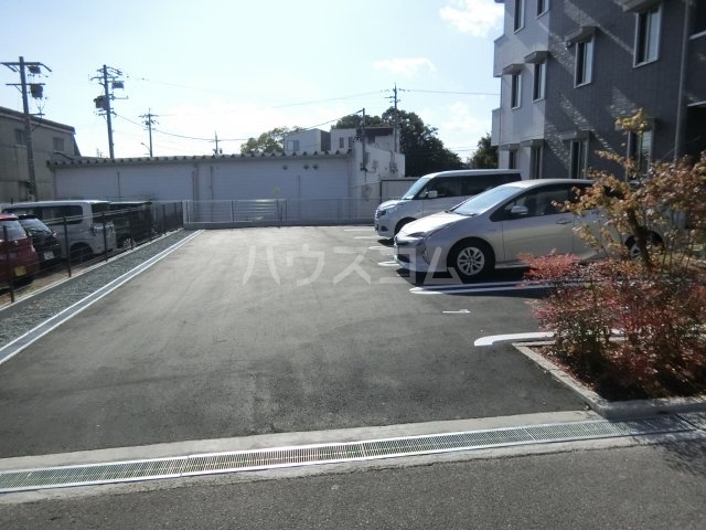 25/28 駐車場