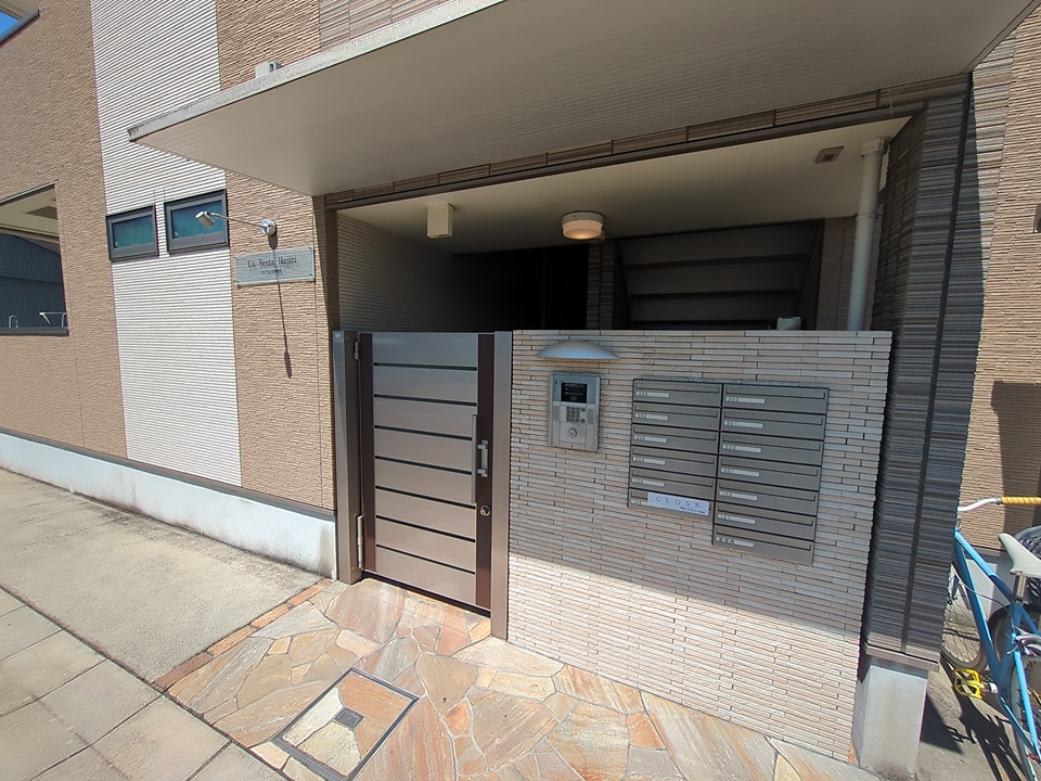 18/26 エントランス