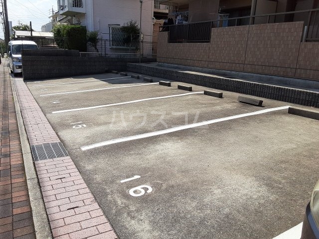 27/30 駐車場