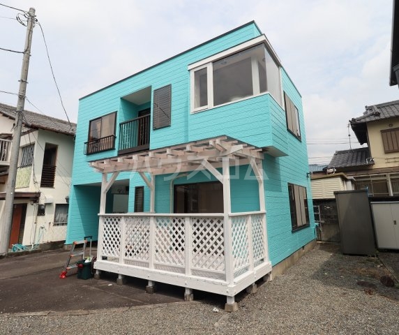 □入居者募集□ガレージハウス 車7台駐車可（屋根付1台