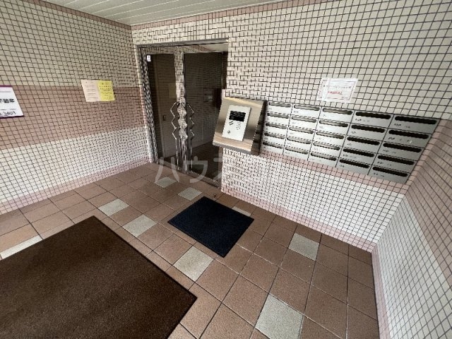 27/30 エントランス